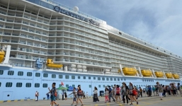 Cận cảnh tàu 'khủng' lớn thứ 3 thế giới vừa cập bến VN